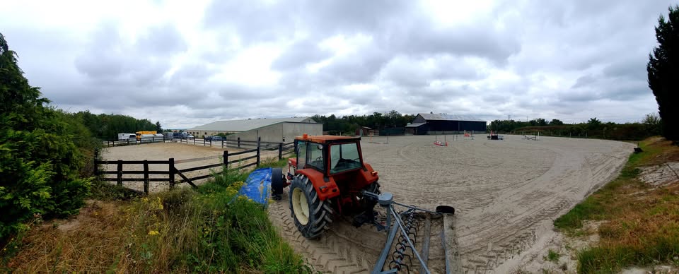 Vue panoramique des Écuries d'Amy — carrière et manège